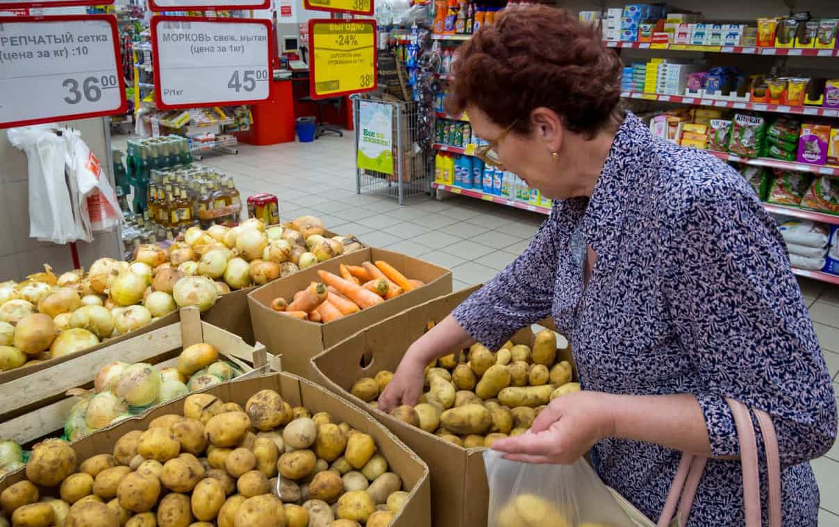 Картошка в магазине. Картофель в магазине. Картофель на прилавке. Картошка подорожала. Картофель подорожал.